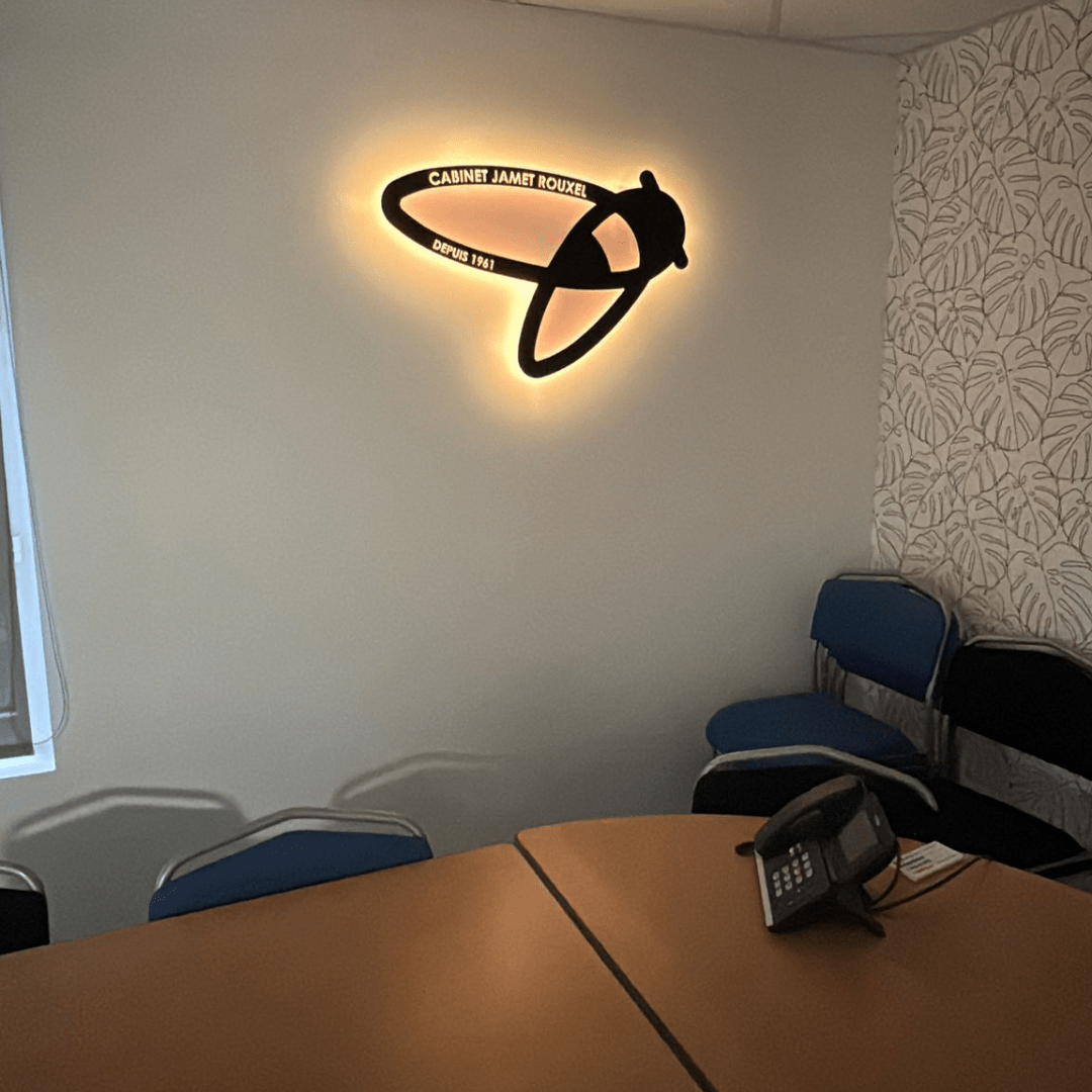 Logo rétroéclairé LED pour le Cabinet Jamet Rouxel : quand la déco devient signature - La P'tite Fabrik