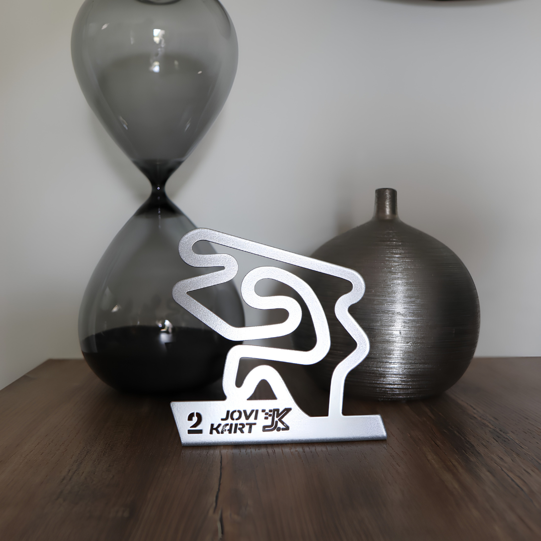 Trophée karting personnalisé : offrir une récompense à l'image du circuit
